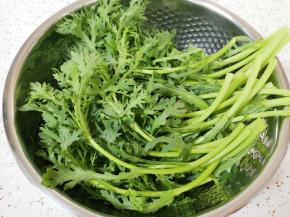 茼蒿择去老根部分。