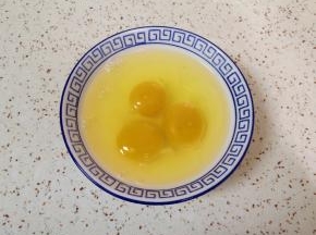 鸡蛋打散。