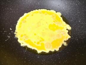 炒锅内倒适量的食用油烧热，倒入蛋液。