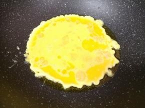 炒锅内倒适量的食用油烧热，倒入蛋液。