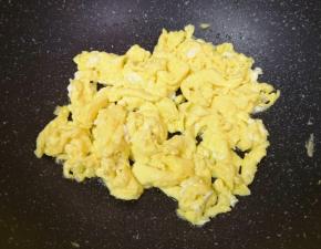 将鸡蛋炒熟盛出备用。