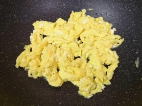 将鸡蛋炒熟盛出备用。