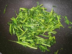 翻炒至茼蒿变色。