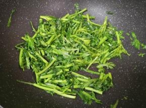 翻炒至茼蒿变色。