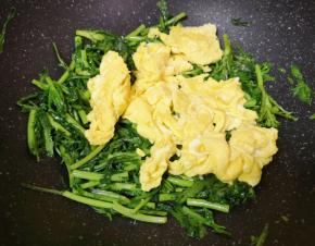 加入炒熟的鸡蛋。