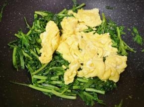 加入炒熟的鸡蛋。
