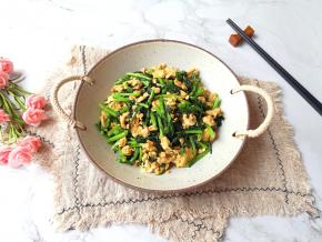 宝贝尝了一口说:我喜欢这个味道。