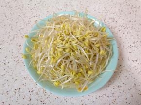 黄豆芽洗干净控一下水分。