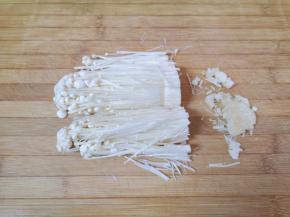 金针菇切去根部。