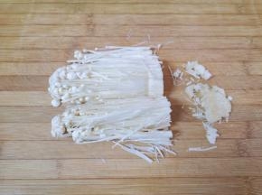 金针菇切去根部。