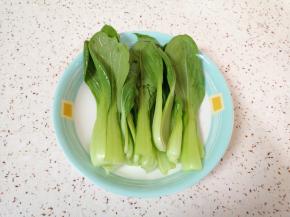 青菜浸泡一下清洗干净，控一下水分。