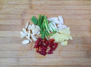 小葱切成段，大蒜和生姜切成片，干红辣椒掰成小段。