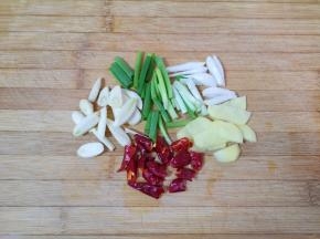 小葱切成段，大蒜和生姜切成片，干红辣椒掰成小段。