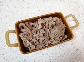 锅内放水烧开，下入牛肉卷焯水至变色，捞出备用。