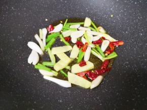 炒锅内倒适量的食用油烧热，下入葱姜蒜和干红辣椒炒香。