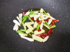 炒锅内倒适量的食用油烧热，下入葱姜蒜和干红辣椒炒香。