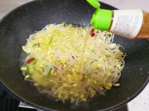 放酸汤肥牛汁。