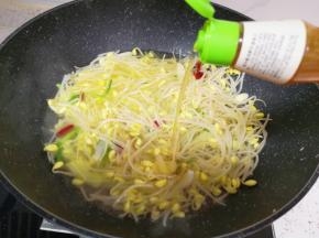 放酸汤肥牛汁。