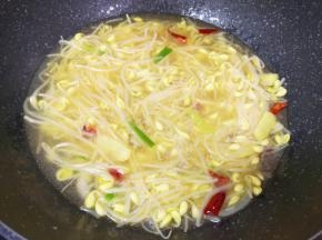 加入适量的开水，放盐调味。