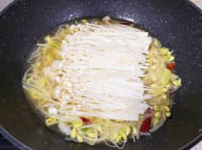 下入金针菇翻炒均匀。