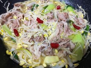 放鸡精翻炒均匀，关火出锅。