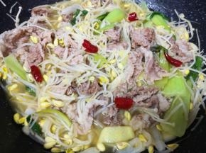 放鸡精翻炒均匀，关火出锅。