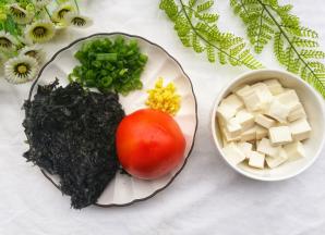 紫菜泡水洗净，嫩豆腐切小块。