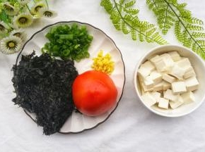 紫菜泡水洗净，嫩豆腐切小块。