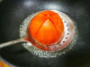 番茄划十字刀煮两分钟去皮切块。