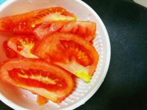 炒锅倒入西红柿炒出汤汁，
