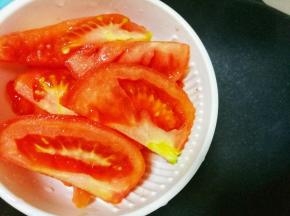 炒锅倒入西红柿炒出汤汁，