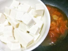 加入一碗清水煮沸，放入豆腐，