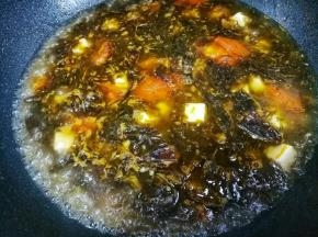 加适量紫菜煮开。