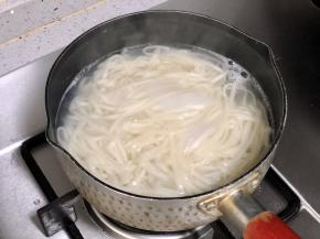 锅里烧开水，下挂面煮熟。