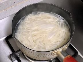 锅里烧开水，下挂面煮熟。