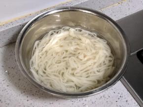 把煮好的面捞出过一下凉白开水，这样能防止面条粘连，口感也更筋道。