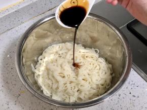 面条沥干水，加入2勺生抽；