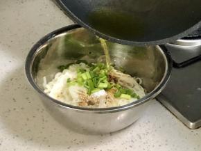 加1勺葱花，然后浇上烧热的油。