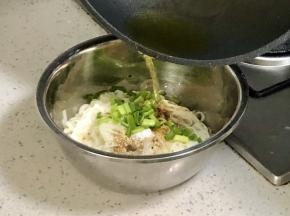 加1勺葱花，然后浇上烧热的油。