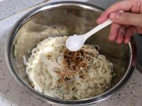 加一小勺白糖，如果喜欢甜口的也可以多加一些；