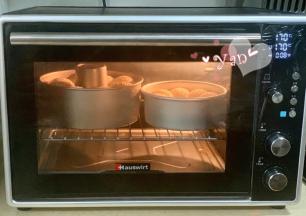 发好的面团放入预热好的烤箱中层，上下火170度，烤15分钟。