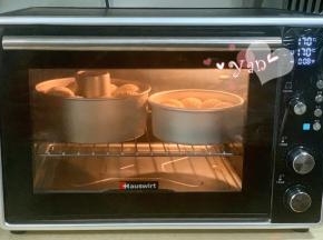 发好的面团放入预热好的烤箱中层，上下火170度，烤15分钟。