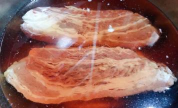 新鲜的牛腩在清水中浸泡半小时去除血水后洗净