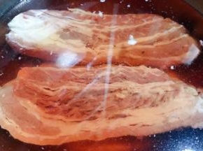 新鲜的牛腩在清水中浸泡半小时去除血水后洗净