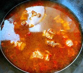 倒入适量煮牛腩的汤汁如果觉得太油也可以再添加适量清水