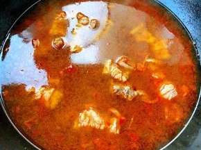 倒入适量煮牛腩的汤汁如果觉得太油也可以再添加适量清水