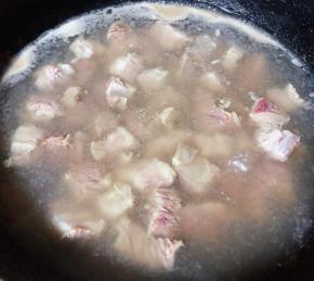 锅中烧开水放入牛腩焯水去除油脂和杂质