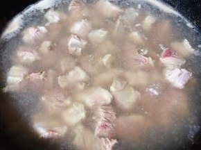 锅中烧开水放入牛腩焯水去除油脂和杂质