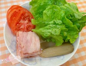 准备自己喜欢的配料，我放了培根、酸黄瓜、番茄、生菜、沙拉酱。