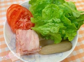 准备自己喜欢的配料，我放了培根、酸黄瓜、番茄、生菜、沙拉酱。